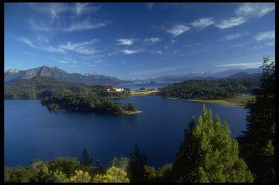 Turismo nei laghi del Neuquén circondati delle eterne cime bianche.