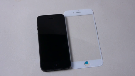 Un iPhone 5 confrontato con la presunta cornice frontale dell'iPhone 6!