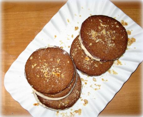 BISCOTTI RIPIENI DI GELATO ALLA NOCCIOLA