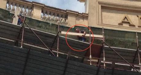 Galleria Umberto I di Napoli - operai in pericolo