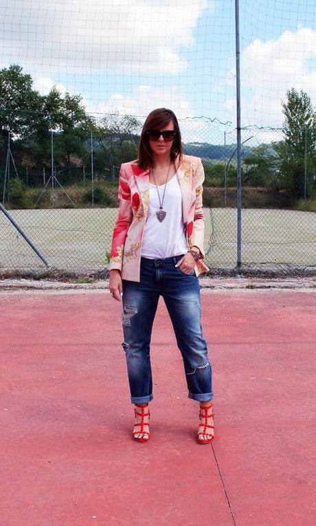 Outfit: Giacca Cavalli, boyfriend jeans e sandali rossi con borchie