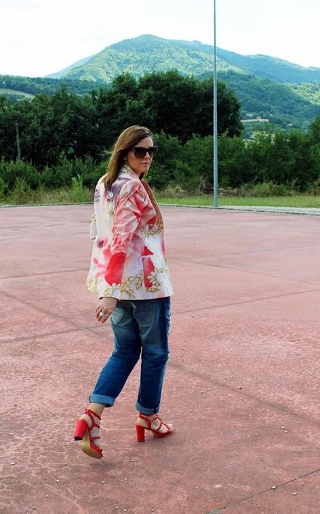 Outfit: Giacca Cavalli, boyfriend jeans e sandali rossi con borchie