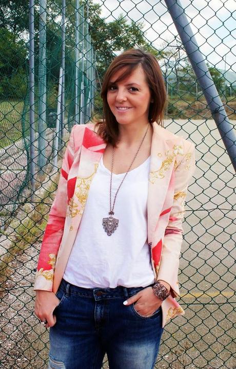 Outfit: Giacca Cavalli, boyfriend jeans e sandali rossi con borchie