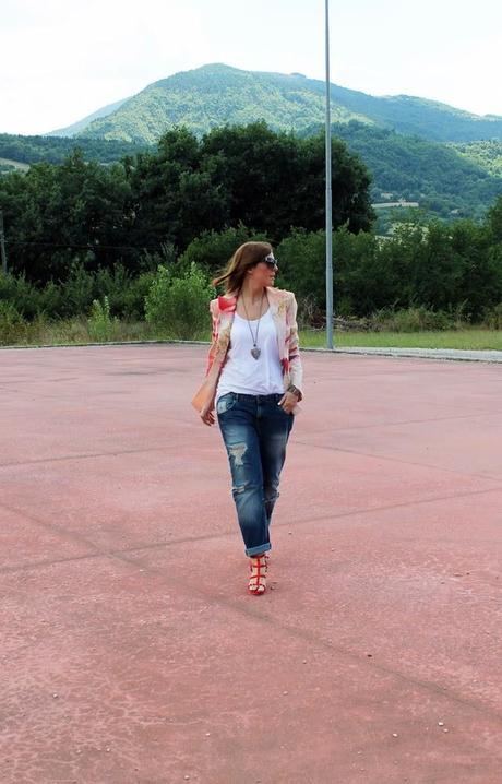 Outfit: Giacca Cavalli, boyfriend jeans e sandali rossi con borchie