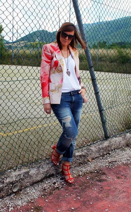 Outfit: Giacca Cavalli, boyfriend jeans e sandali rossi con borchie