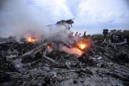 Missile abbatte un aereo malese in Ucraina, 295 morti