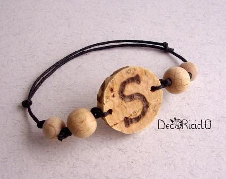 Braccialetto di sughero e legno, con iniziale pirografata