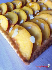 crostata alle pesche con frangipane alle mandorle