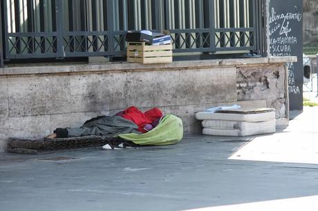 L'incubo di arrivare a Piazza dei Cinquecento. Tante foto di una turista schifata tra senza tetto, sporcizia, racket dei parcheggiatori e mille altre amenità