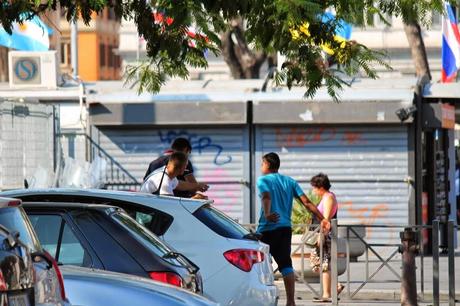 L'incubo di arrivare a Piazza dei Cinquecento. Tante foto di una turista schifata tra senza tetto, sporcizia, racket dei parcheggiatori e mille altre amenità