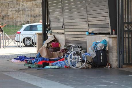 L'incubo di arrivare a Piazza dei Cinquecento. Tante foto di una turista schifata tra senza tetto, sporcizia, racket dei parcheggiatori e mille altre amenità