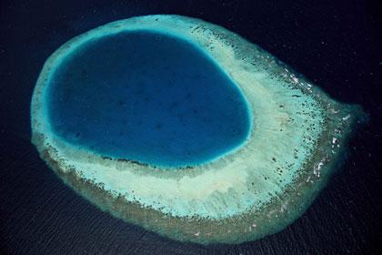 L’occhio delle Maldive, Atollo di Malè nord, Maldive   4° 14’ N - 73° 26’ E © Yann Arthus-Bertrand