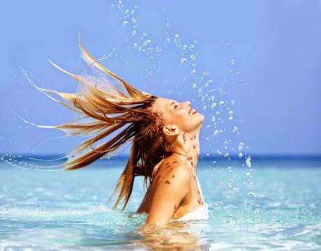 CAPELLI PERFETTI ANCHE AL MARE:  Consigli di sopravvivenza per tutte le chiome