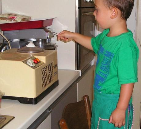 Jacopo in cucina, minihamburger e gelato al cioccolato