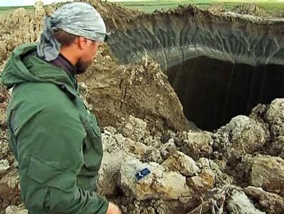 SIBERIA - Una misteriosa struttura appare sul fondo del Sinkhole + Video