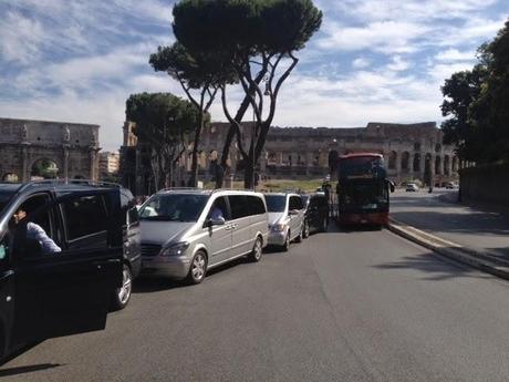 Capitolo Ncc di fuori Roma. Lo scempio dei van per i turisti sta assumendo proporzioni non più gestibili