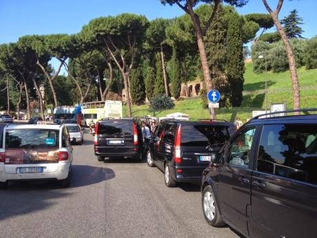 Capitolo Ncc di fuori Roma. Lo scempio dei van per i turisti sta assumendo proporzioni non più gestibili