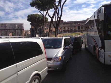 Capitolo Ncc di fuori Roma. Lo scempio dei van per i turisti sta assumendo proporzioni non più gestibili