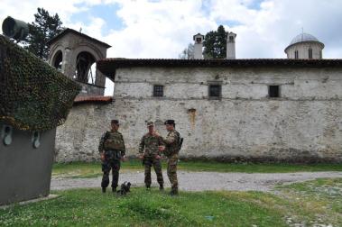 Kosovo/ MNBG-W, Monastero di Decani. Cambio della guardia tra militari italiani e sloveni
