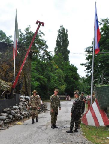 Kosovo/ MNBG-W, Monastero di Decani. Cambio della guardia tra militari italiani e sloveni