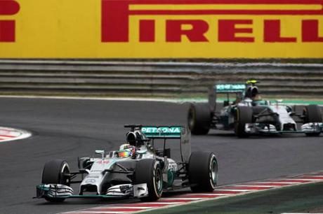 Lewis-Hamilton-Nico-Rosberg_GPUngheria_2014