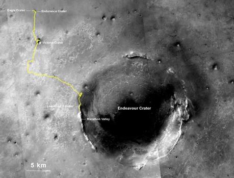 La linea gialla su questa mappa mostra la rotta che ha seguito Opportunity dal sito di atterraggio all'interno del cratere Eagle (in alto a sinistra) fino alla sua posizione al 27 luglio (Sol 3735). Crediti: NASA/JPL-Caltech/MSSS/NMMNHS