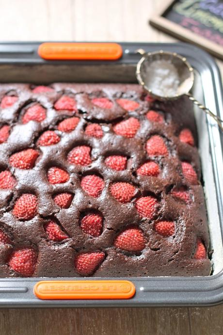 TORTA AL CACAO, LIMONCELLO E FRAGOLE.