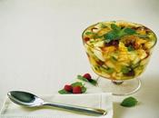 Frutta fresca gelatina foglie menta.