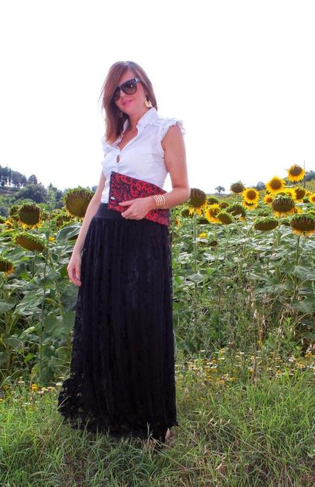 Outfit: una maxi gonna in pizzo nero e una clutch in pizzo by Vale.ri Creations