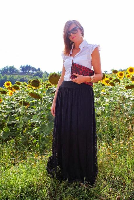 Outfit: una maxi gonna in pizzo nero e una clutch in pizzo by Vale.ri Creations