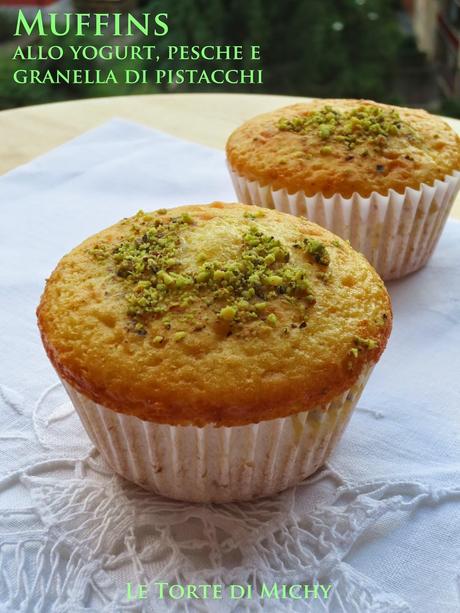 Muffins allo yogurt, pesche e granella di pistacchi