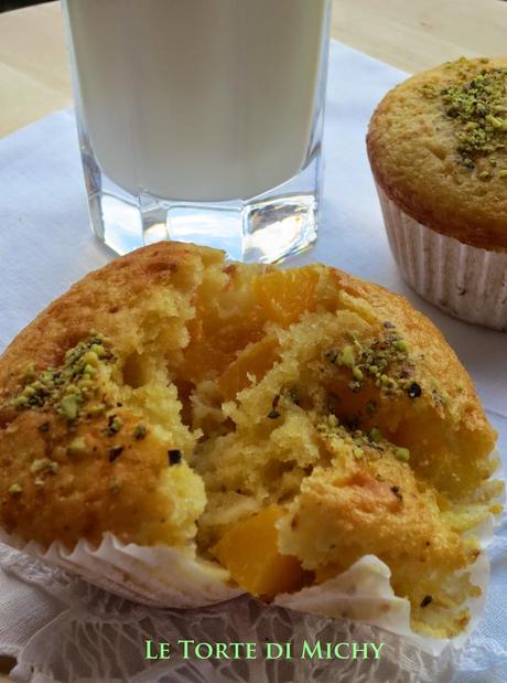 Muffins allo yogurt, pesche e granella di pistacchi