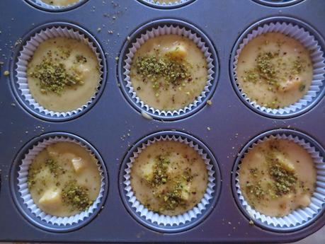 Muffins allo yogurt, pesche e granella di pistacchi