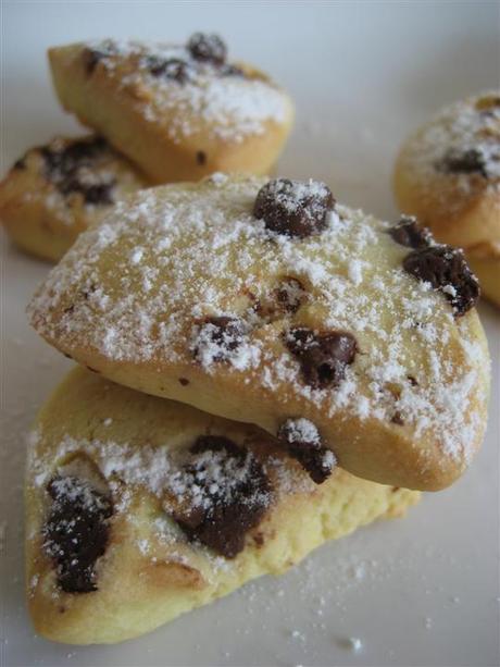 Spolverare con zucchero a velo i biscotti con farina di riso e gocce di cioccolato