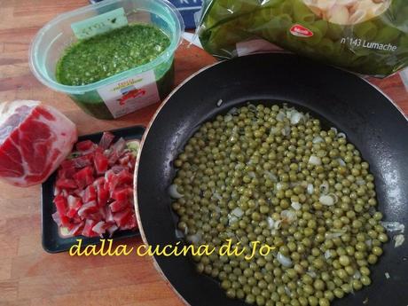 Lumache al pesto di sedano con piselli e crudo