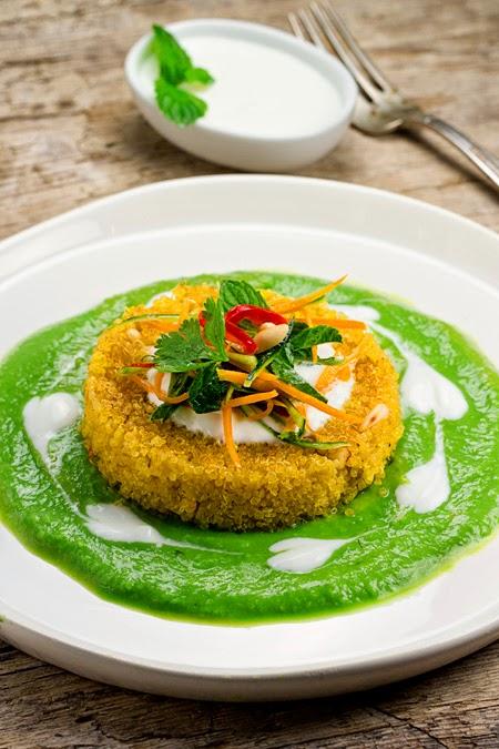 Hamburger di quinoa con crema di piselli alla menta e misticanza aromatica.