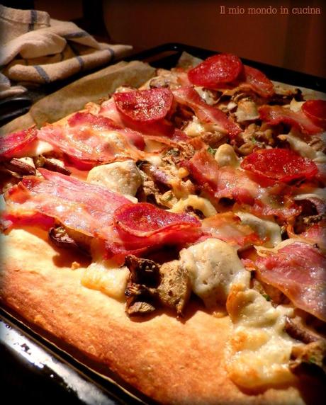 PIZZA con MELANZANE, pecorino, PANCETTA affumicata e salamino