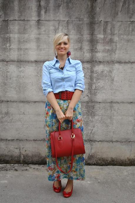 outfit gonna a fiori outfit camicia jeans outfit borsa rossa outfit scarpe rosse outfit accessori rossi come abbinare la borsa rossa outfit luglio 2014 outfit estate 2014 outfit estivi outfit mariafelicia magno fashion blogger di colorblock by felym outfit capelli raccolti orecchini modi e mode ballerine rosse fornarina fashion blogger bionde fashion blogger milano colorblock by felym fashion blog di mariafelicia magno come abbinare le ballerine abbinamenti ballerine rosse outfit ballerine come abbinare la camicia di jeans come abbinare la stampa floreale come abbinare la gonna fiori abbinamenti gonna a fiori abbinamenti gonna stampa a fiori