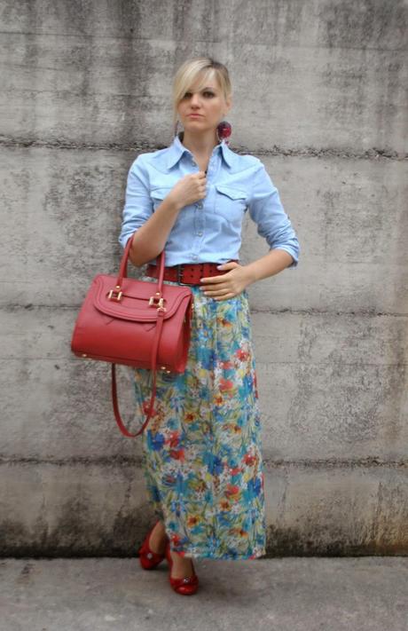 outfit gonna a fiori outfit camicia jeans outfit borsa rossa outfit scarpe rosse outfit accessori rossi come abbinare la borsa rossa outfit luglio 2014 outfit estate 2014 outfit estivi outfit mariafelicia magno fashion blogger di colorblock by felym outfit capelli raccolti orecchini modi e mode ballerine rosse fornarina fashion blogger bionde fashion blogger milano colorblock by felym fashion blog di mariafelicia magno come abbinare le ballerine abbinamenti ballerine rosse outfit ballerine come abbinare la camicia di jeans come abbinare la stampa floreale come abbinare la gonna fiori abbinamenti gonna a fiori abbinamenti gonna stampa a fiori