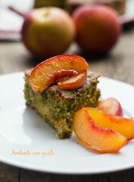 L'estate del nostro scontento: torta di pesche e pistacchio.