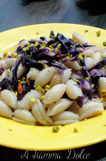 Gnocchetti al cappuccio viola e pistacchi