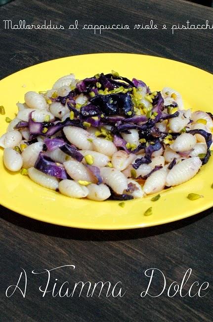 Gnocchetti al cappuccio viola e pistacchi