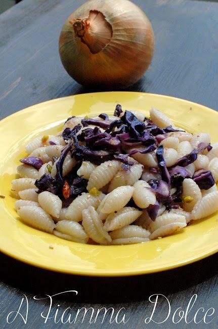 Gnocchetti al cappuccio viola e pistacchi