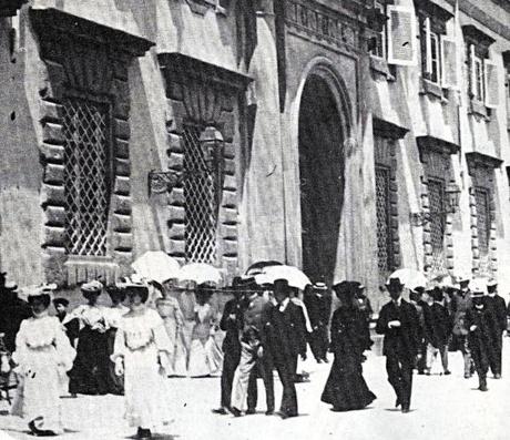 Lucca - Passeggiata domenicale in piazza Napoleone dal lato del Palazzo pubblico - Foto tratta da 