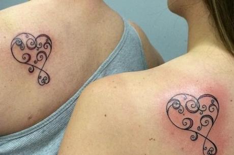 mamma e figlia si tatuano