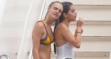 elena-gomez-e-cara-delevingne-a-saint-tropez