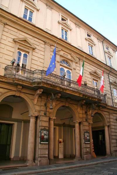 PAVIA. Cortile teresiano non parcheggio teresiano: saltano i posti entro fine anno.