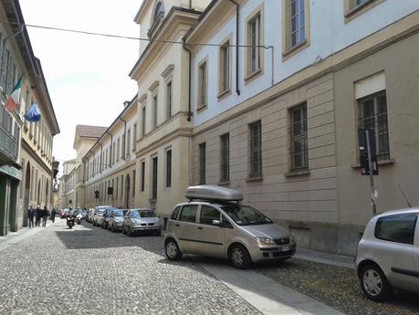 PAVIA. Cortile teresiano non parcheggio teresiano: saltano i posti entro fine anno.