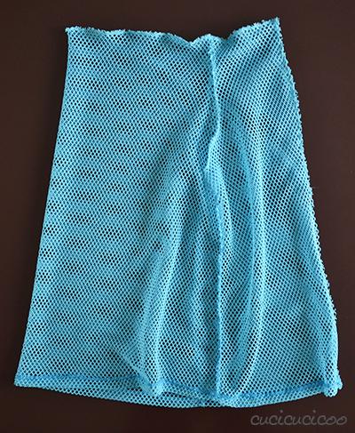 Tutorial: How to make DIY mesh drawstring bags for the beach or pool from old shirts