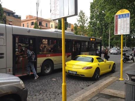 Alcune nuove riflessioni sulla sosta selvaggia a partire dal bizzarro caso e il buffo mistero della fuoriserie gialla a Viale Aventino